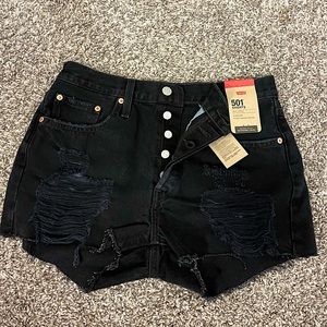 Brand new Levi’s Women’s 501 Original Shorts in color Black-Destructed